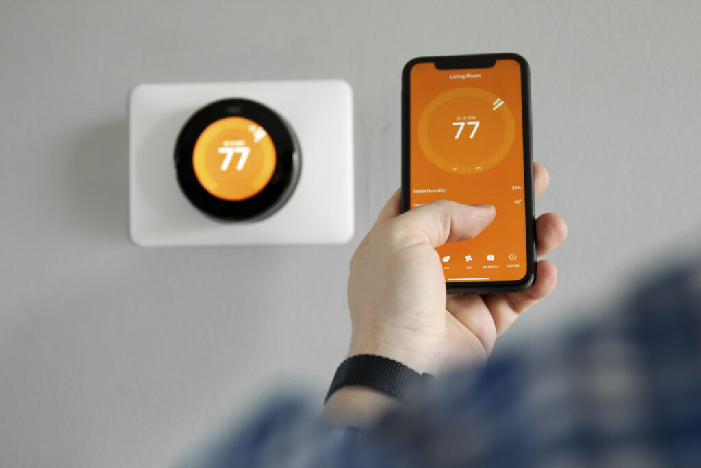 Setting a smart thermostat temperature with smartphone